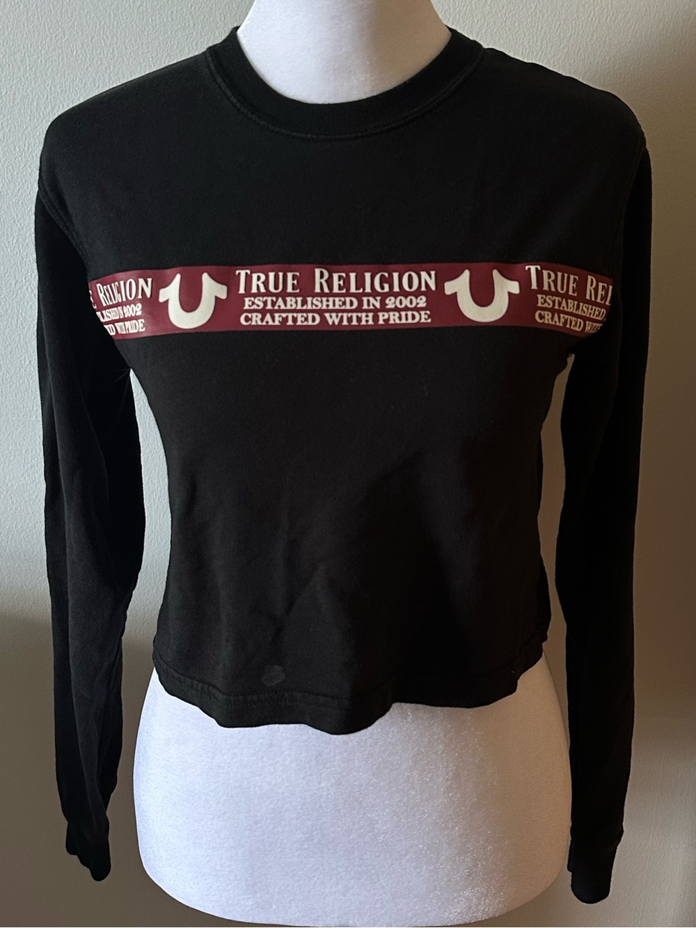 TRUE RELIGION Women's Black Essential Stylish Long-Sleeve Logo Crop Top - Picture 2 of 5
